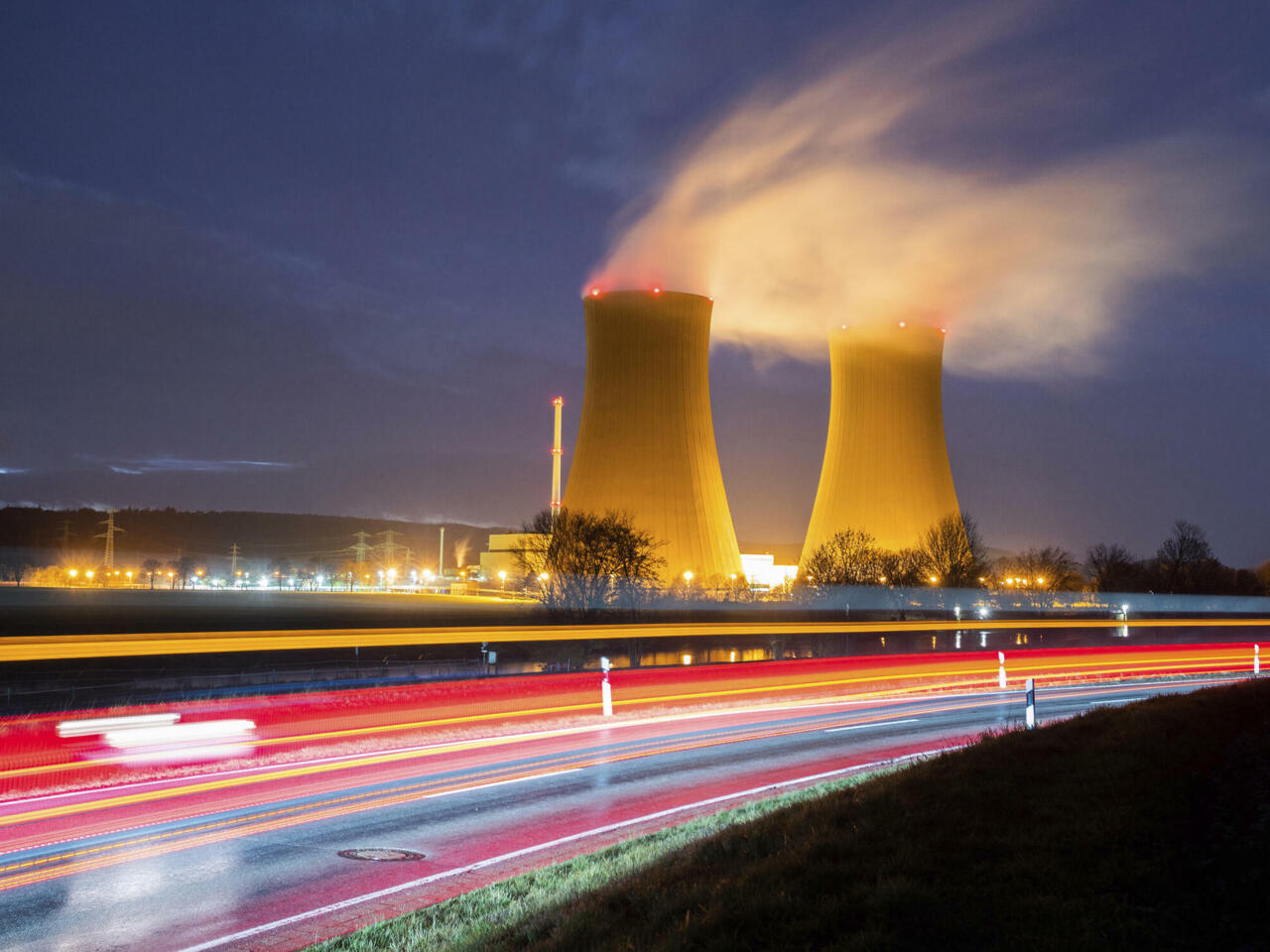 Central nuclear operativa generando energía con emisiones mínimas de carbono.