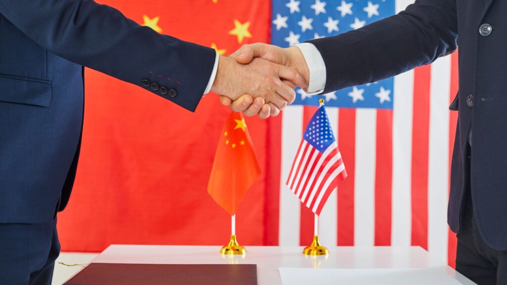 Representantes de China y EEUU dándose la mano