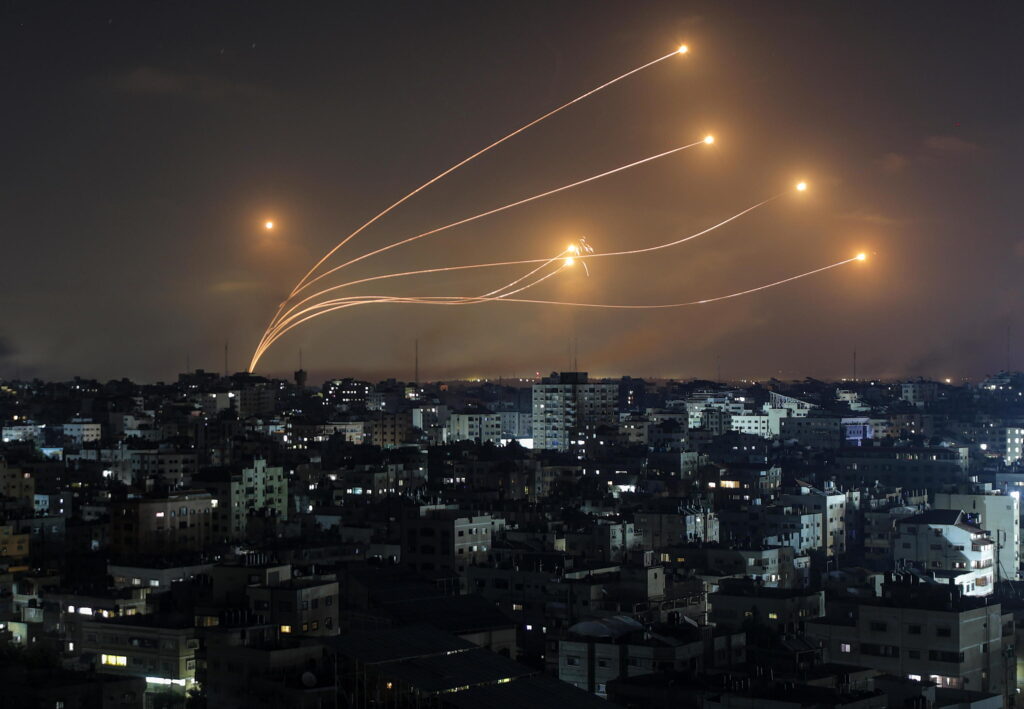 Cúpula de Hierro de Israel interceptando misiles lanzados por Irán.