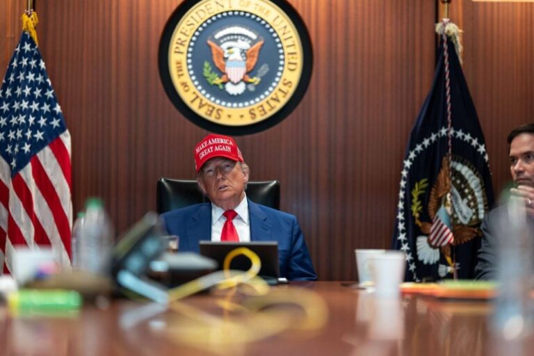 Donald Trump en una sala de crisis, en posible reunión sobre seguridad internacional.