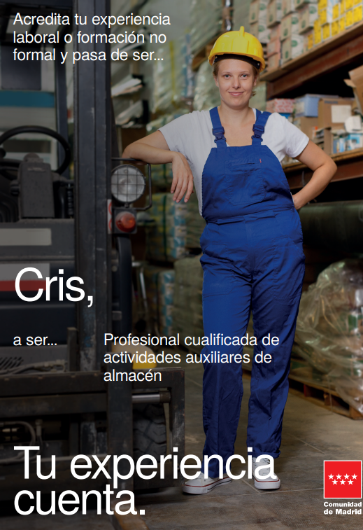 Trabajadora de almacén con casco junto a carretilla; campaña de la Comunidad de Madrid “Acredita tu experiencia. Tu experiencia cuenta”.