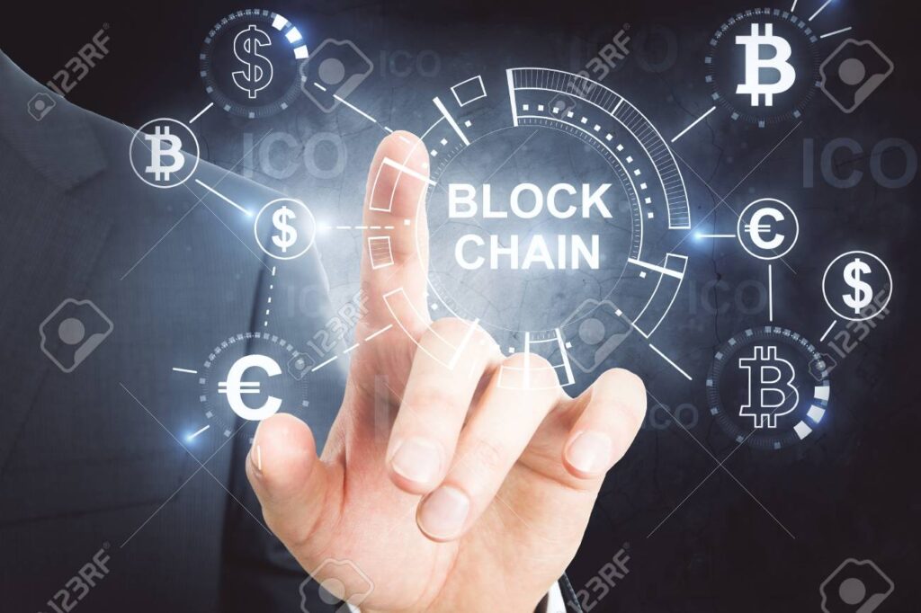 Empresario señalando un holograma abstracto de blockchain