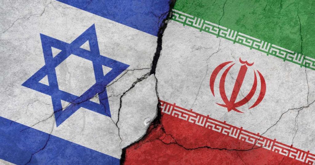 Banderas de Irán e Israel representando tensión y conflicto entre ambos países.