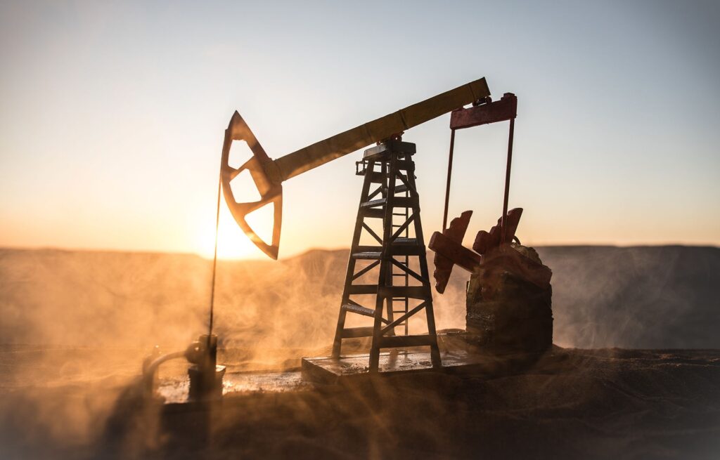 Bomba extractora de petróleo en funcionamiento en un yacimiento del Medio Oriente.